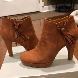 Unlisted by Kenneth Cole Cognac brown fringed suede size 7.5 bootie.